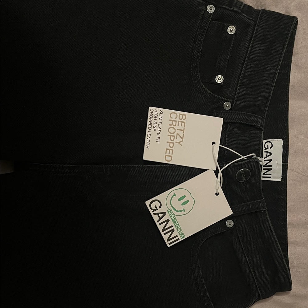 GANNI Betzy cropped slim flare fit 
High Rise 
Cropped length 25w/32L